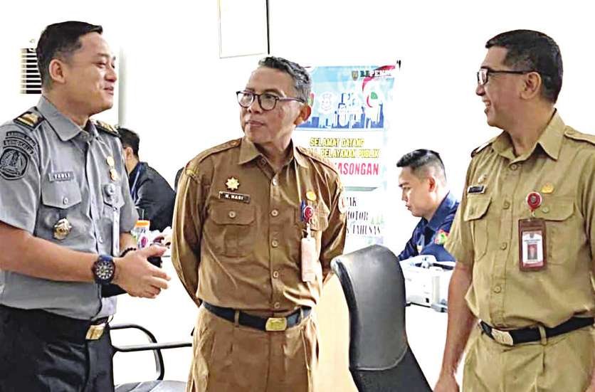 Pj Sekda Katingan, Deddy Ferras (kanan) didampingi Kepala DPMPTSP Kabupaten Katingan H Hariawan (tengah), bersama pihak Kantor Imigrasi Sampit membuka pelayanan perdana kepengurusan paspor dan lainnya di Mal Pelayanan Publik Katingan.