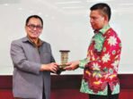 CENDERA MATA: Wakil Bupati Katingan, Firdaus memberikan cendera mata kepada pihak Pemerintah Provinsi Kalimantan Timur pada kunjungan kerjanya, Senin (19/5).