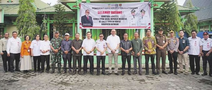 KUNJUNGAN: Sekjen Kemensos RI, Robben Rico dan rombongan didampingi Pj Sekda Katingan Deddy Ferras dan Forkopimda Katingan, ketika berkunjung ke Kota Kasongan, Rabu sore (21/5).