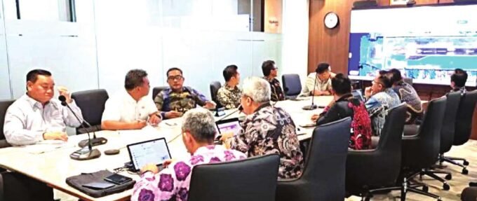 MENYAMBANGI: Bupati Kotim, Halikinnor saat menyambangi kantor Kementerian Perhubungan RI di Jakarta, belum lama ini
