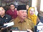 DIWAWANCARAI: Bupati Kotim, Halikinnor saat diwawancarai awak media usai menghadiri rapat paripurna di DPRD Kotim, belum lama ini.