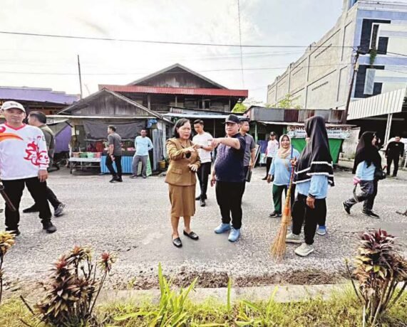MENINJAU: Bupati Kotim, Halikinnor berbincang dengan warga saat meninjau Jalan Muchran Ali, Kecamatan Baamang, belum lama ini.