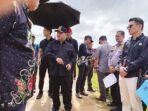 MENINJAU: Bupati Kotim, Halikinnor saat meninjau kawasan Bengkirai, Kamis (22/5).