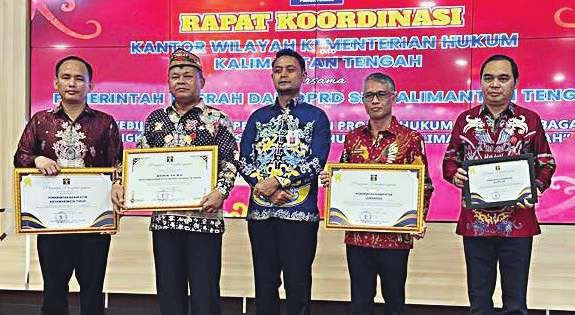 PENGHARGAAN: Perwakilan Kotim, saat menerima peringkat tertinggi IRH, Kamis (22/5).