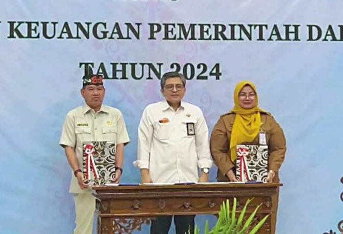 PRESTASI: Wakil Bupati Kotim, Irawati beserta Wakil Ketua I DPRD Kotim, Juliansyah menerima WTP dari Kepala BPK Perwakilan Kalteng, Dodit Achmad Akbar, Senin (26/5).