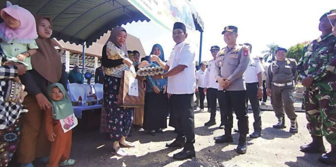 STUNTING: Wakil Bupati Barsel Khristianto Yudha, meyerahkan bantuan untuk anak penderita stunting di wilayah Kelurahan Hilir Sper.