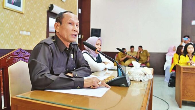 TERIMA KUNJUNGAN: Ketua DPRD Kalteng, Arton S. Dohong saat menerima kunjungan mahasiswa UPT di kantor DPRD Kalteng, beberapa waktu lalu.