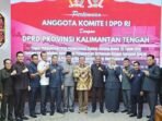 KEBERSAMAAN: Unsur pimpinan dan anggota DPRD Kalteng foto bersama saat menerima kunjungan anggota Komite I DPD RI Agustin Teras Narang di ruang rapat DPRD Kalteng, Senin (6/1).