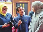 dpr KEBERSAMAAN: Anggota DPRD Provinsi Kalimantan Tengah Habib Sayid Abdurrahman (tengah) berbicara dengan Wakil Ketua I DPRD Kalteng Riska Agustin (kanan) menjelang rapat paripurna dewan, beberapa waktu lalu.