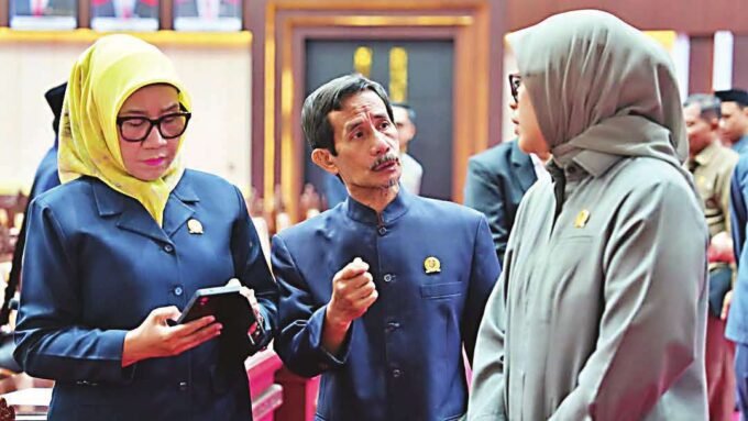KEBERSAMAAN: Anggota DPRD Provinsi Kalimantan Tengah Habib Sayid Abdurrahman (tengah) berbicara dengan Wakil Ketua I DPRD Kalteng Riska Agustin (kanan) menjelang rapat paripurna dewan, beberapa waktu lalu.