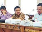 HADIR RAPAT: Anggota DPRD Provinsi Kalimantan Tengah Asdy Narang (tengah) saat menghadiri rapat gabungan DPRD Kalteng, beberapa waktu lalu.