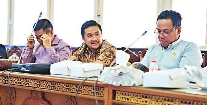 HADIR RAPAT: Anggota DPRD Provinsi Kalimantan Tengah Asdy Narang (tengah) saat menghadiri rapat gabungan DPRD Kalteng, beberapa waktu lalu.
