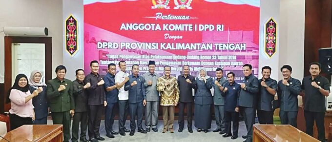 KEBERSAMAAN: Unsur pimpinan dan anggota DPRD Kalteng foto bersama saat menerima kunjungan anggota Komite I DPD RI Agustin Teras Narang di ruang rapat DPRD Kalteng, Senin (6/1).