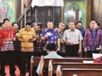 PUJI-PUJIAN: Wakil Bupati Kapuas Dodo dan mengikuti Ibadah KPB GKE Kapuas Seberang yang digelar SPB Jemaat GKE Hampatung, Jumat (23/5).