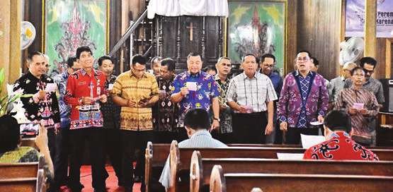 PUJI-PUJIAN: Wakil Bupati Kapuas Dodo dan mengikuti Ibadah KPB GKE Kapuas Seberang yang digelar SPB Jemaat GKE Hampatung, Jumat (23/5).