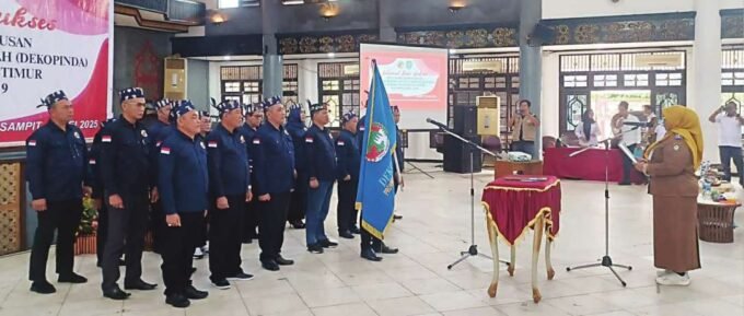PENGUKUHAN: Wakil Bupati Kotim, Irawati mengukuhkan pengurus Dekopinda Kabupaten Kotim, di Gedung Serba Guna Sampit, Senin (26/5).