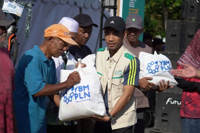 PLN UID Kalselteng menggelar aksi berbagi