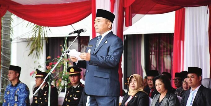 UPACARA: Wakil Bupati Barsel, Khristianto Yudha bersama unsur Forkopimda usai melaksanakan Upacara Harlah Pancasila, di Halaman Kantor Bupati Barsel, kemarin.