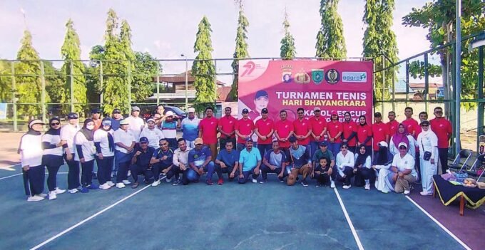 TURNAMEN: Wakil Bupati Barsel, Khristianto Yudha menghadiri turnamen tenis dalam rangka HUT Bhayangkara.
