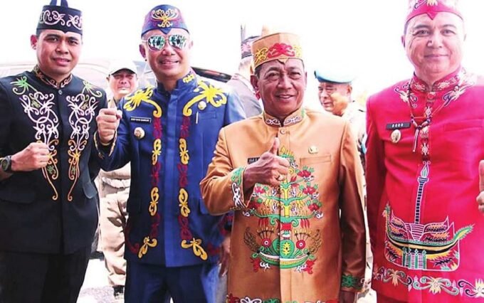 MENGHADIRI: Bupati Barsel, Eddy Raya Samsuri (dua dari kiri) menghadiri perayaan Hari Jadi Kabuaten Gumas, Sabtu (21/6).