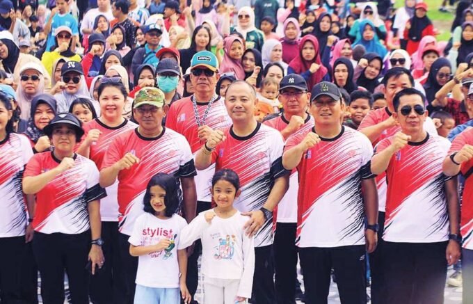 KEBERSAMAAN: Bupati Barsel, Eddy Raya Samsuri (tengah) bersama Forkopimda mengikuti jalan santai bersama masyarakat di Taman Iring Witu, Minggu (22/6).