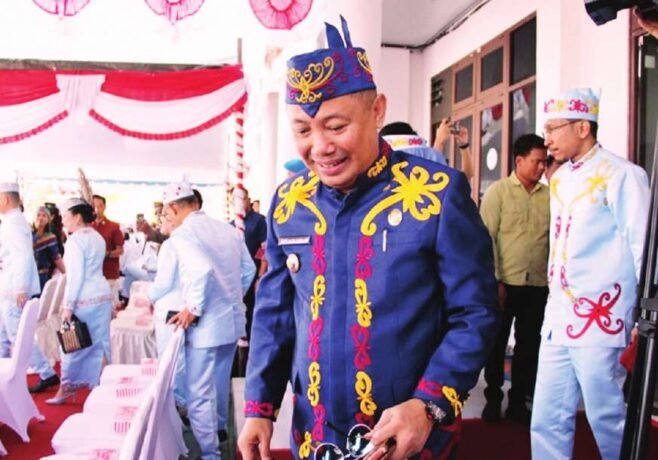 IKUT UPACARA: Bupati Barsel, H Eddy Raya Samsuri saat menghadiri HUT Kabupaten Gunung Mas, barubaru ini.