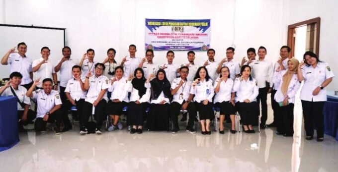 KETERBUKAAN: Sosialisasi dan desk pengisian Daftar Informasi Publik (DIP) di Aula Diskominfo Barsel, Rabu (25/6).