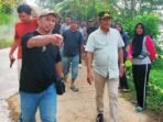 BARITO SELATAN TURUN LAPANGAN: Wabup Barsel, Khristianto Yudha (kanan) meninjau tanah longsor di Kelurahan Pendang, Kecamatan Dusun Utara, Jumat (27/6).