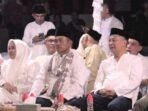 SAKSIKAN PAWAI: Bupati Barsel, Eddy Raya Samsuri (dua dari kanan) dan Wakil Bupati, Khristianto Yudha (tiga dari kanan) saat menghadiri Pawai Takbir di Area Taman Iring Witu, Sabtu (7/6).