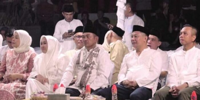 SAKSIKAN PAWAI: Bupati Barsel, Eddy Raya Samsuri (dua dari kanan) dan Wakil Bupati, Khristianto Yudha (tiga dari kanan) saat menghadiri Pawai Takbir di Area Taman Iring Witu, Sabtu (7/6).