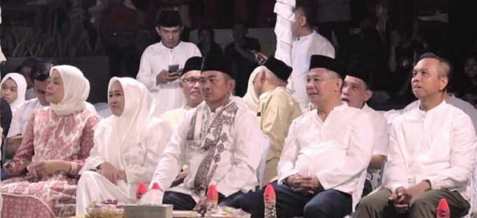 SAKSIKAN PAWAI: Bupati Barsel, Eddy Raya Samsuri (dua dari kanan) dan Wakil Bupati, Khristianto Yudha (tiga dari kanan) saat menghadiri Pawai Takbir di Area Taman Iring Witu, Sabtu (7/6).