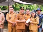 BARITO SELATAN MENYERAHKAN: Wakil Bupati Barsel, Khristianto Yudha (tiga dari kiri) saat meninjau lokasi penanaman padi, barubaru ini.