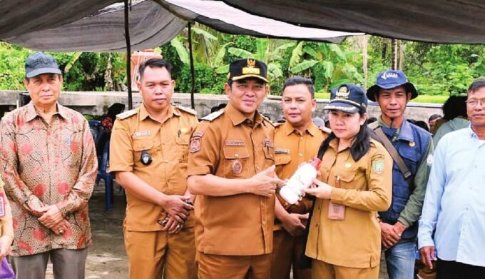 MENYERAHKAN: Wakil Bupati Barsel, Khristianto Yudha (tiga dari kiri) saat meninjau lokasi penanaman padi, barubaru ini.