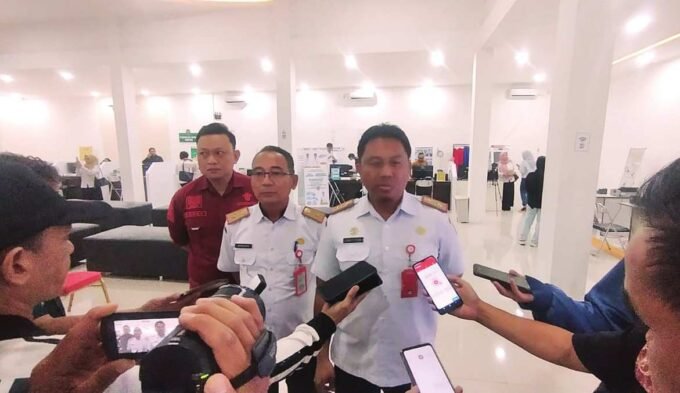 PELAYANAN: Wakil Bupati Barsel, Khristianto Yudha (kanan) menghadiri peresmian Mal Pelayanan Publik, Rabu (11/6).
