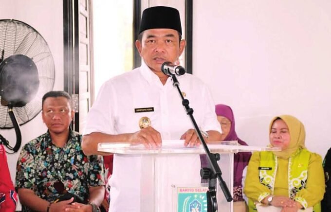 MELANTIK: Wakil Bupati Barsel, Khristianto Yudha usai melantik pejabat fungsional lingkup Pemkab Barsel, Jumat (13/6).