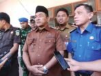 BARITO SELATAN LIHAT LATIHAN: Wakil Bupati Barsel, Khristianto Yudha (tengah) menghadiri pengenalan lingkungan 120 CPNS Dinas Pemadam Kebakaran Barsel, Senin (16/6).