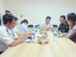RAPAT PENJEMPUTAN: Asisten I Bidang Pemerintahan dan Kesejahteraan Rakyat (Kesra) Setda Barito Timur, Ari Panan P Lelu (kanan) memimpin jalannya rapat persiapan penjemputan haji di Aula Pemkab, Rabu (18/6).