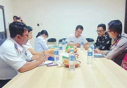 BARITO TIMUR RAPAT PENJEMPUTAN: Asisten I Bidang Pemerintahan dan Kesejahteraan Rakyat (Kesra) Setda Barito Timur, Ari Panan P Lelu (kanan) memimpin jalannya rapat persiapan penjemputan haji di Aula Pemkab, Rabu (18/6).