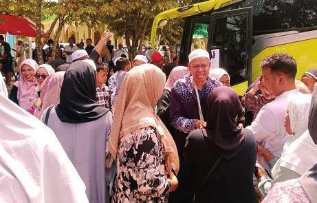 DIJEMPUT: Jemaah haji Barito Timur dijemput di Kantor Kemenag, Senin (23/6).