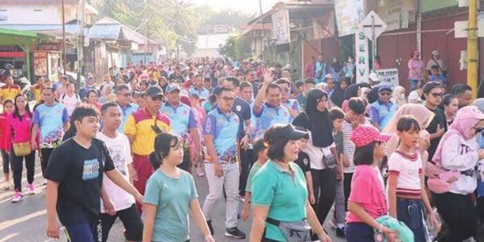 JALAN SEHAT: Polres Bartim ketika melaksanakan Jalan Sehat HUT Bhayangkara ke 79, Sabtu (28/6).