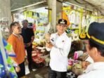 PANTAU PASAR: Bupati Bartim, M Yamin ketika melakukan pemantauan ke Pasar Toemenggung Djayakarti di Tamiang Layang pada, Rabu (4/6).