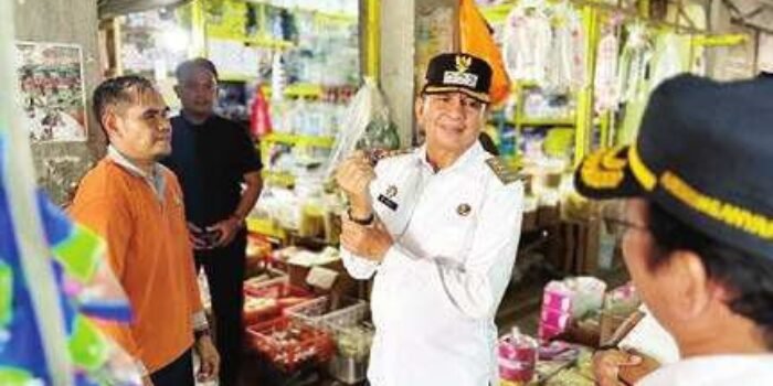 PANTAU PASAR: Bupati Bartim, M Yamin ketika melakukan pemantauan ke Pasar Toemenggung Djayakarti di Tamiang Layang pada, Rabu (4/6).