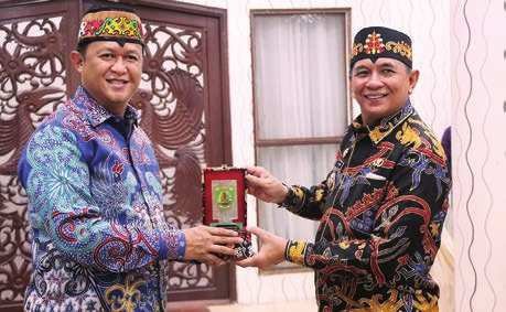 SAMBUT KAPOLDA: Bupati Bartim, M Yamin (kanan) menyambut Kapolda Kalteng, Irjen Iwan Kurniawan di Rumah Jabatan, pekan lalu.