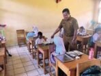 MENINJAU: Asisten I Pemkab Bartim, Ari Panan P Lelu melakukan pemantauan di SDN 3 Tamiang Layan, Senin (16/6).