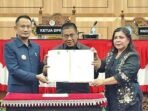 DPRD SAH : Wali Kota Palangka Raya Fairid Naparin bersama Ketua DPRD Palangka Raya Subandi menetapkan tiga raperda menjadi perda di Gedung Paripurna DPRD Kota Palangka Raya, Kamis (26/6).