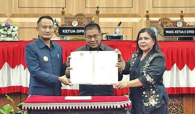 SAH : Wali Kota Palangka Raya Fairid Naparin bersama Ketua DPRD Palangka Raya Subandi menetapkan tiga raperda menjadi perda di Gedung Paripurna DPRD Kota Palangka Raya, Kamis (26/6).