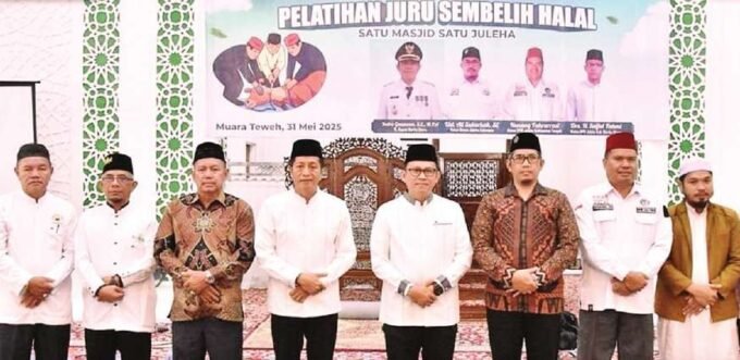 HADIRI PELATIHAN: Anggota DPRD Banto Utara, H Al Hadi (tiga dari kiri) menghadiri kegiatan pembukaan pelatihan Juru Sembelih Halal di Masjid Raya Muara Teweh, Sabtu (31/5).