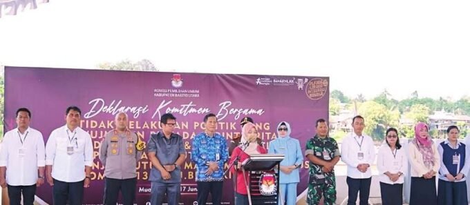 BERI APRESIASI: Ketua DPRD Barito Utara, Ir Hj Mery Rukaini MIP (enam dari kanan) hadiri deklarasi komitmen bersama tidak melakukan politik uang, di Water Front City Muara Teweh, Selasa (17/6).