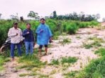 DPRD BATARA SURVEI: Sekretaris Komisi II DPRD Barito Utara, Ardianto (tengah), bersama Kepala Desa Butong, Makrin (kiri) melakukan survei terkait rencana pengembangan jaringan listrik di dua desa, Rabu (18/6).