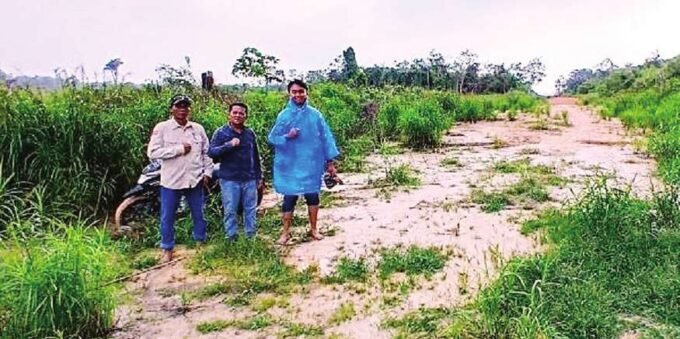 SURVEI: Sekretaris Komisi II DPRD Barito Utara, Ardianto (tengah), bersama Kepala Desa Butong, Makrin (kiri) melakukan survei terkait rencana pengembangan jaringan listrik di dua desa, Rabu (18/6).